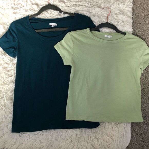 3/$25 Bundle of 2 T-shirts - Picture 1 of 5